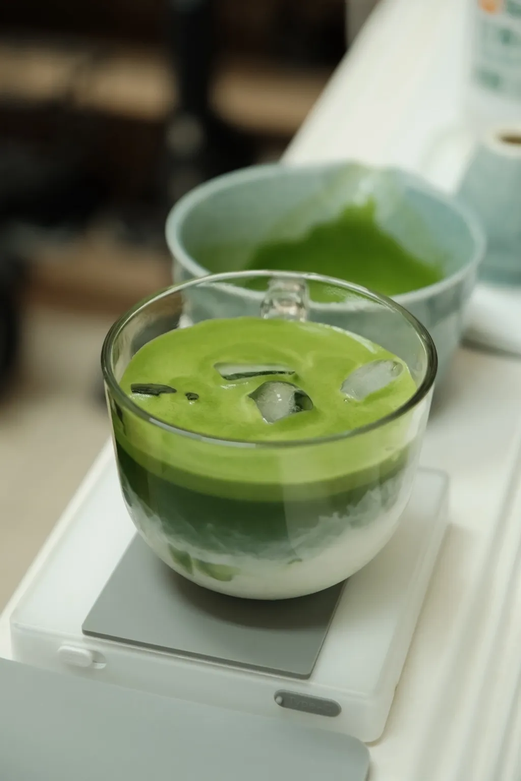 用宇治抹茶刷成的冰抹茶拿鐵